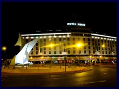 Murcia by night 33 - Hotel Nelva and bird sculpture